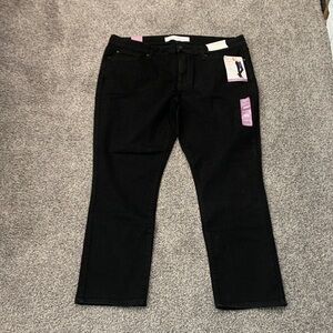 Levi signature mid-rise totally shaping Straight Leg Black Jeans